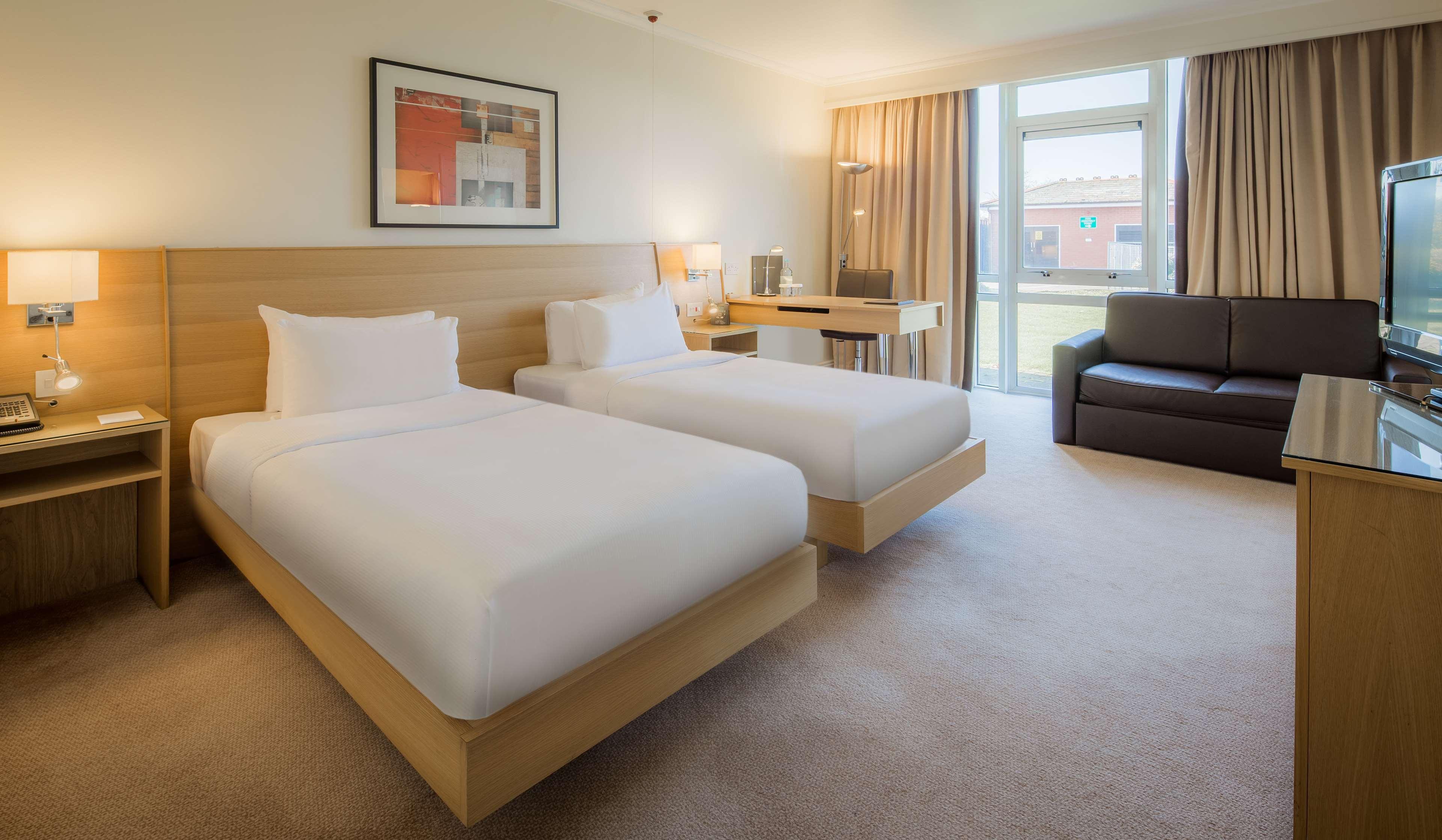 Hilton Northampton Hotel Exterior foto